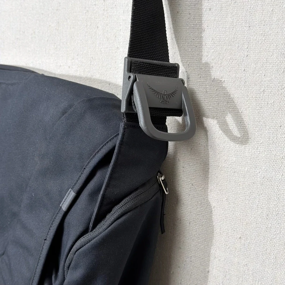Osprey FlapJack Courier Messenger Bag Black 2011 Laptop Crossbody 17L Unisex